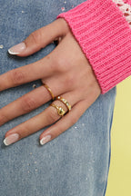 Ringen van roestvrij staal – Minimalistisch met hartje – Eenvoudig en dagelijks draagbaar - gedragen om de vinger van een model