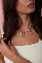 Kleurrijk koord ketting met variërende hangers paars - gedragen om de hals van een model