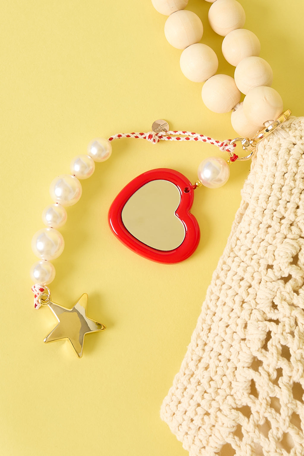 Tasbedels met kralen – Eenvoudig acryl – gehangen aan een rieten tas