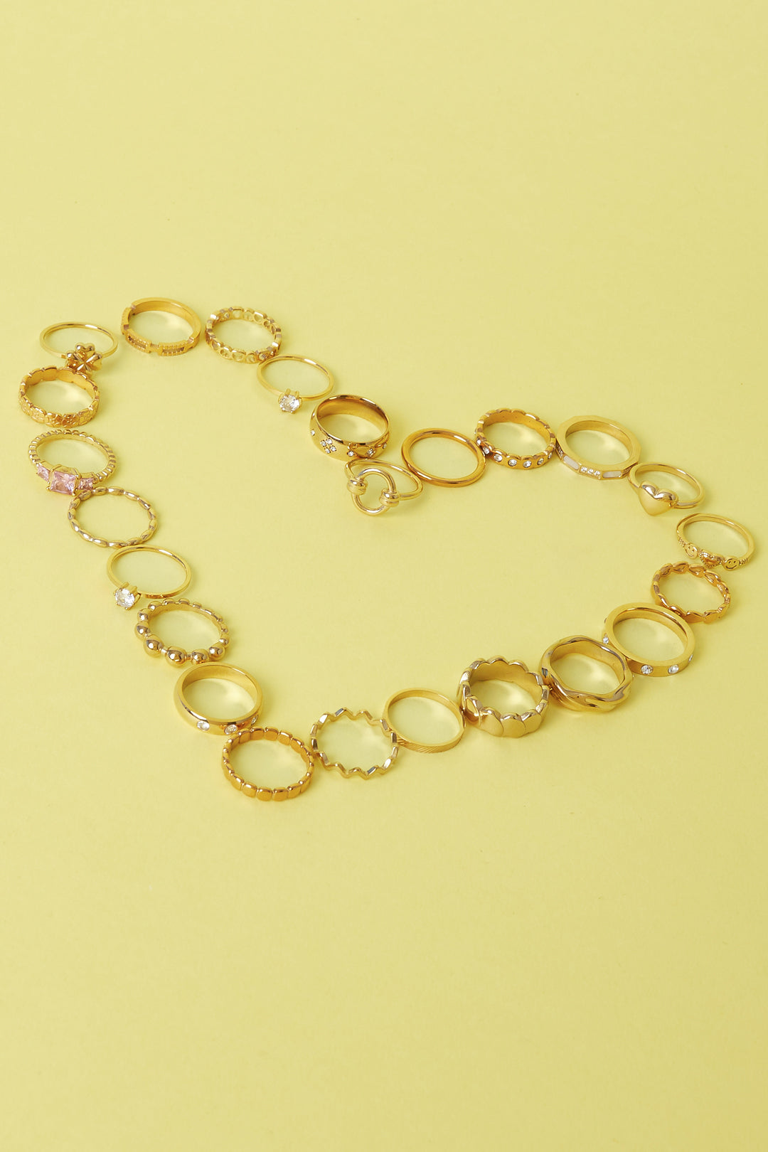 Golvende minimalistische ring - groep ringen leergeld in de vorm van een hart