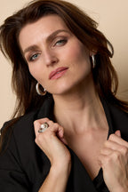 Oorringen – Cirkelvormig – zilver - gedragen in het oor van een model