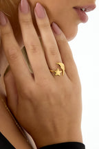 Roestvrijstalen minimalistische ringen Star Goud - gedragen om de vinger van een model