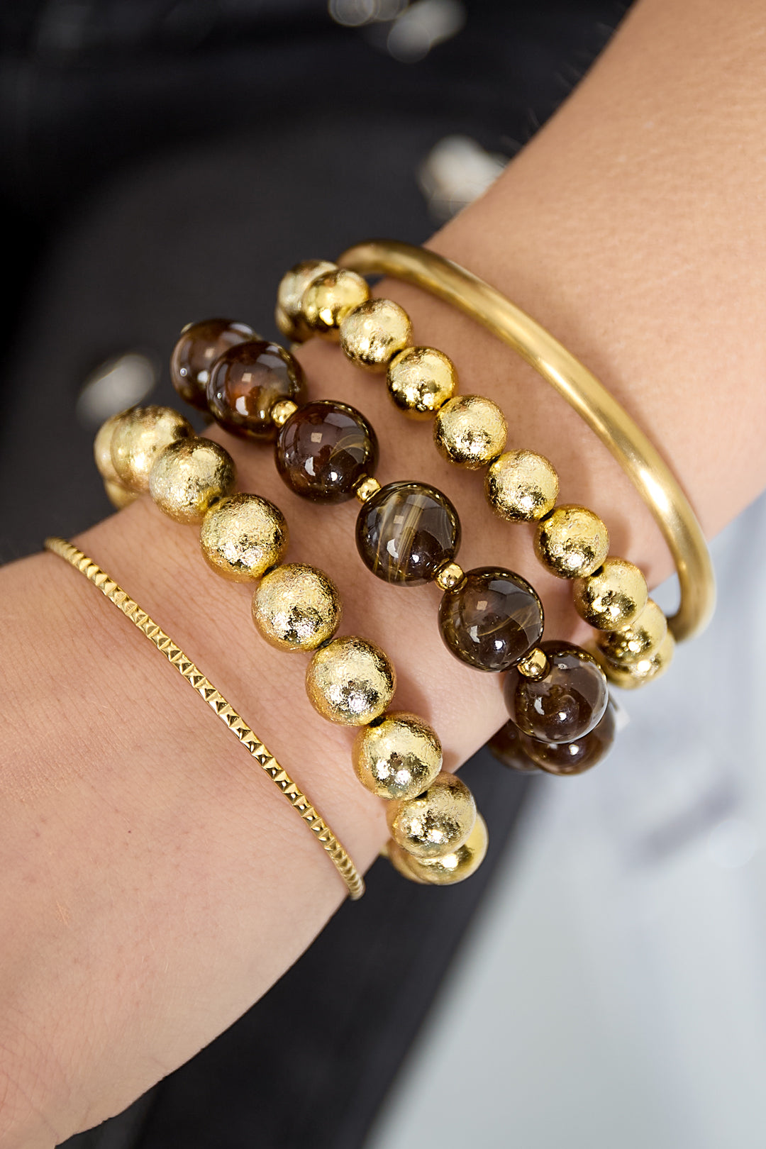 Armbanden set van 3 met kralen - bruin - gedragen om de arm van een model