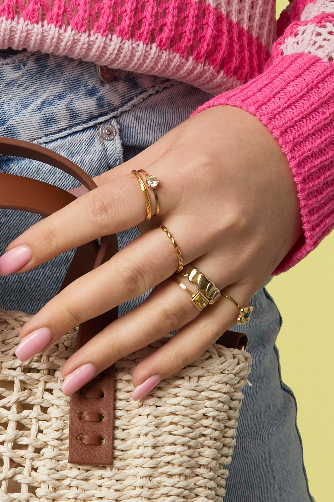 Ringen van roestvrij staal met bloem – Edelstenen – gedragen om de vinger van een model