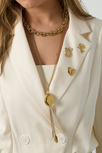 Lange ketting met kralen in organische vorm - gedragen om de hals van een model