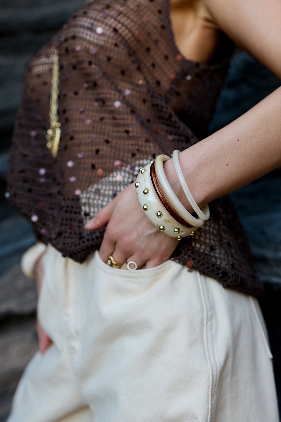 Acryl armbanden effen kleur -wit - gedragen om de arm van een model