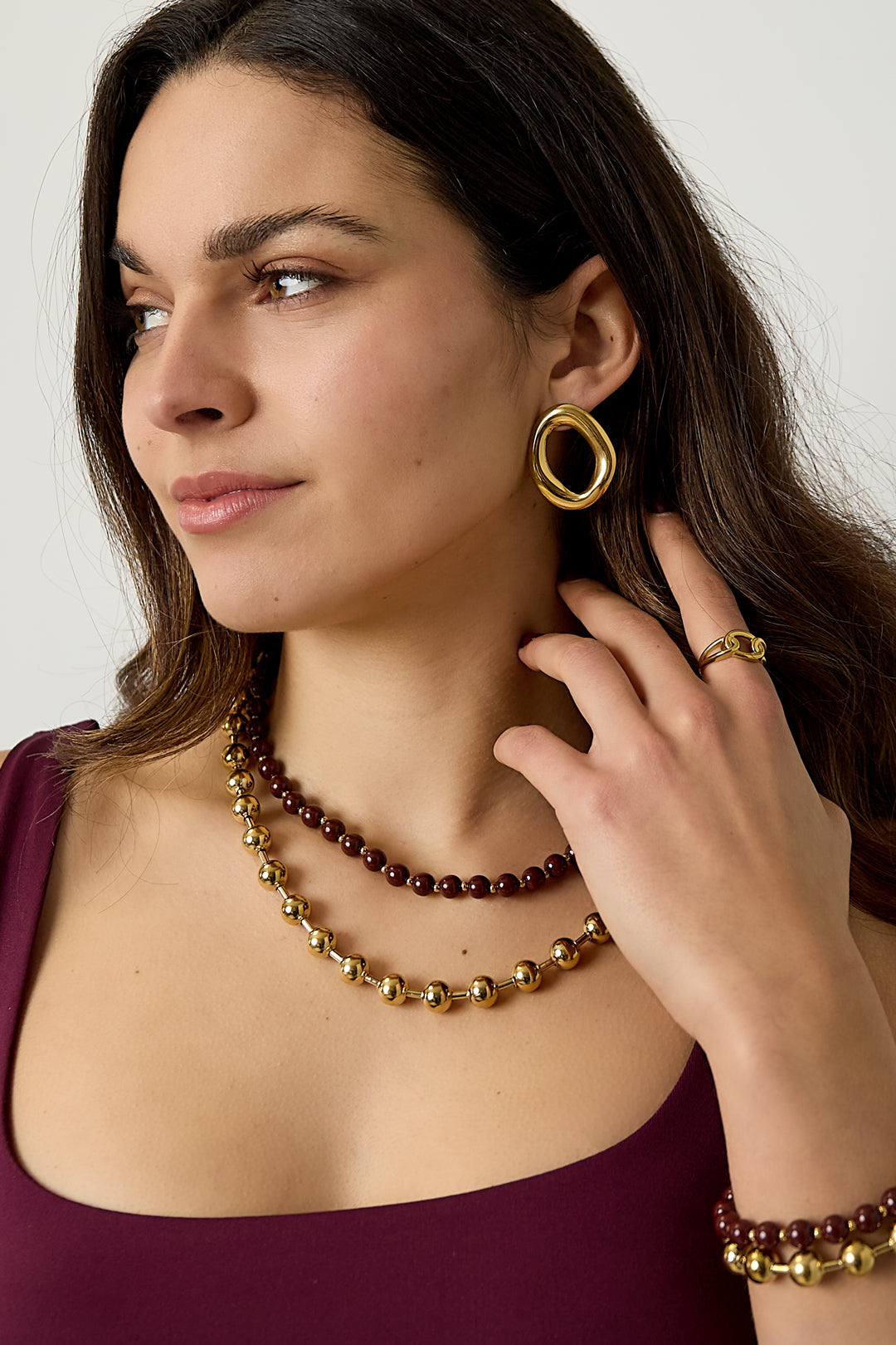 Gekoppelde ketting met gouden en gekleurde kralen