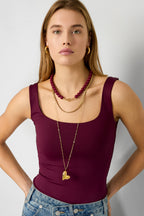 Kralenketting met sluiting aan de voorkant – 12 mm - wijn rood - gedragen om de hals van een model