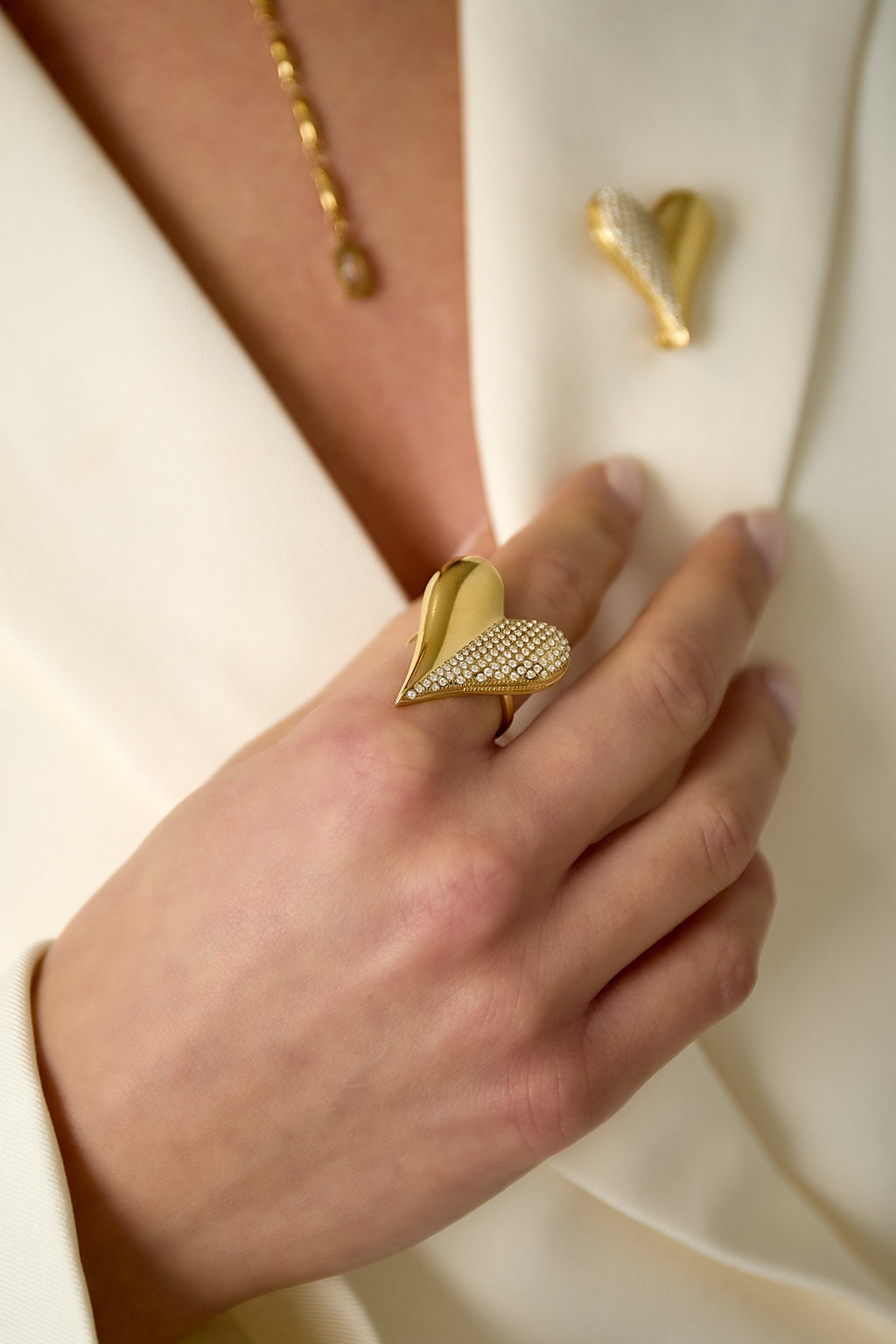 Ringen van roestvrij staal met hartje met strass - gedragen