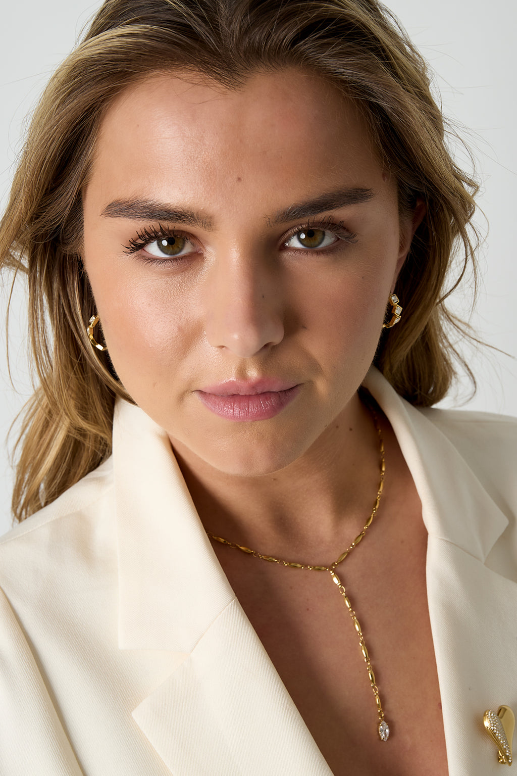 Oorbellen met afwisselende steentjes - goud - gedragen in het oor van een model vooraanzicht