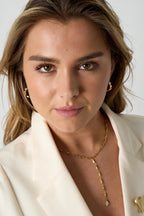 Oorbellen met afwisselende steentjes - goud - gedragen in het oor van een model vooraanzicht