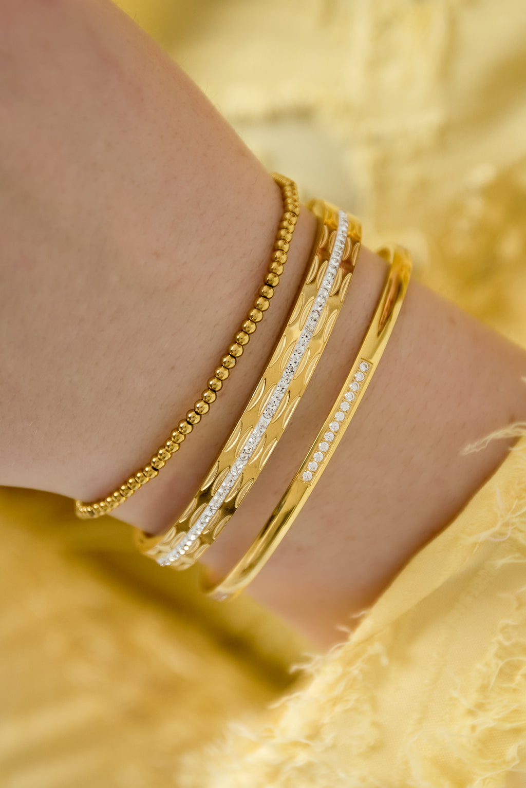 Massieve kralenarmbanden - 2,5 mm gedragen om de arm van een model