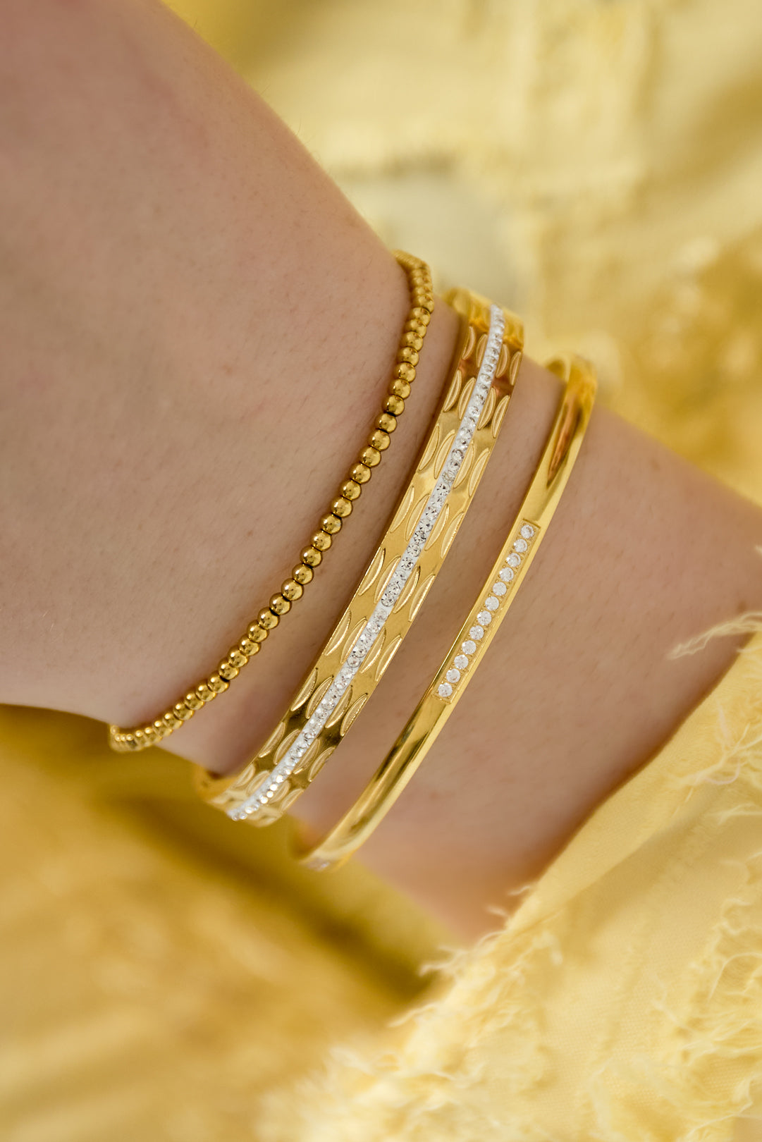 Massieve kralenarmbanden - 2,5 mm gedragen om de arm van een model