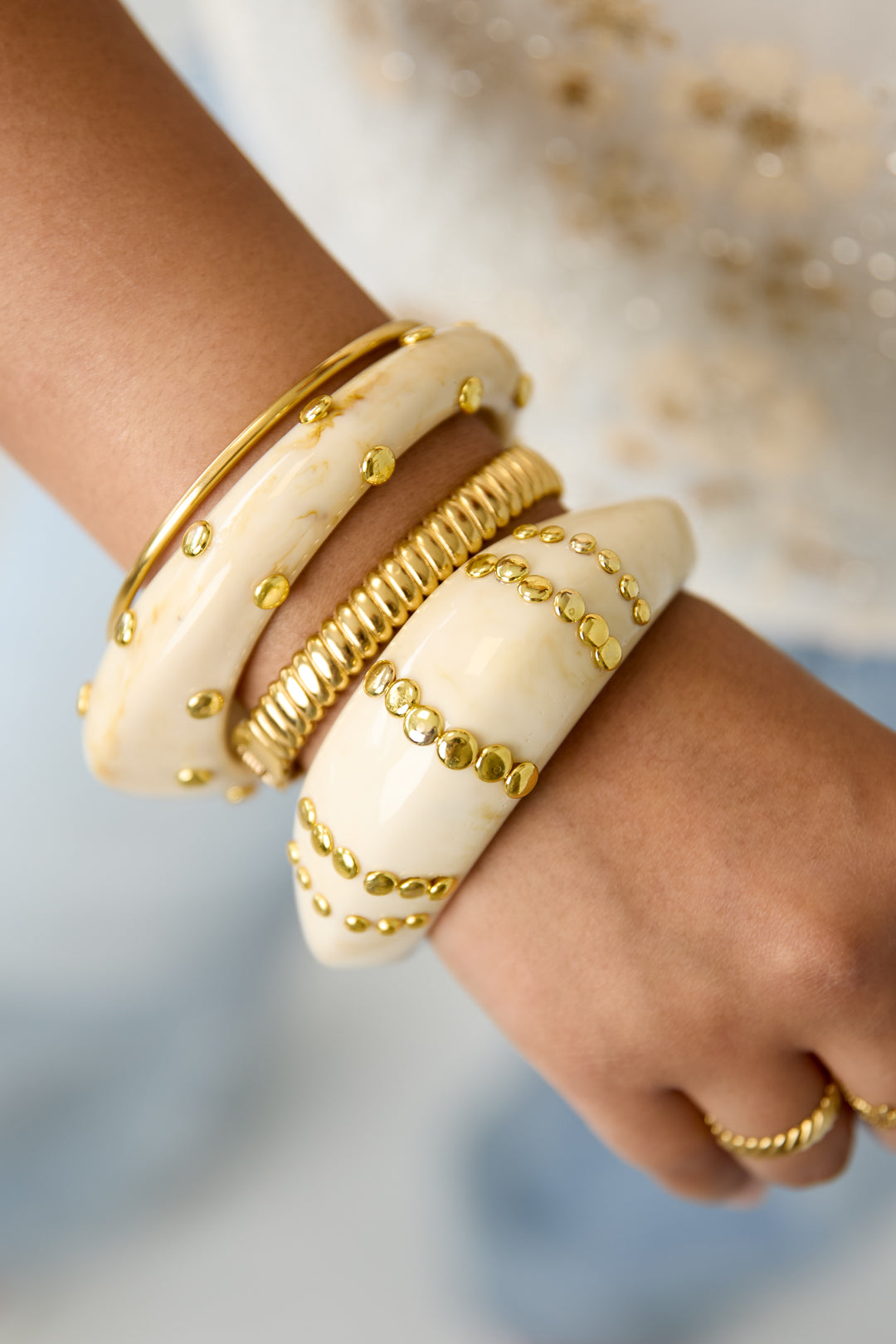 Hars bangle armband met studs in strepen patroon