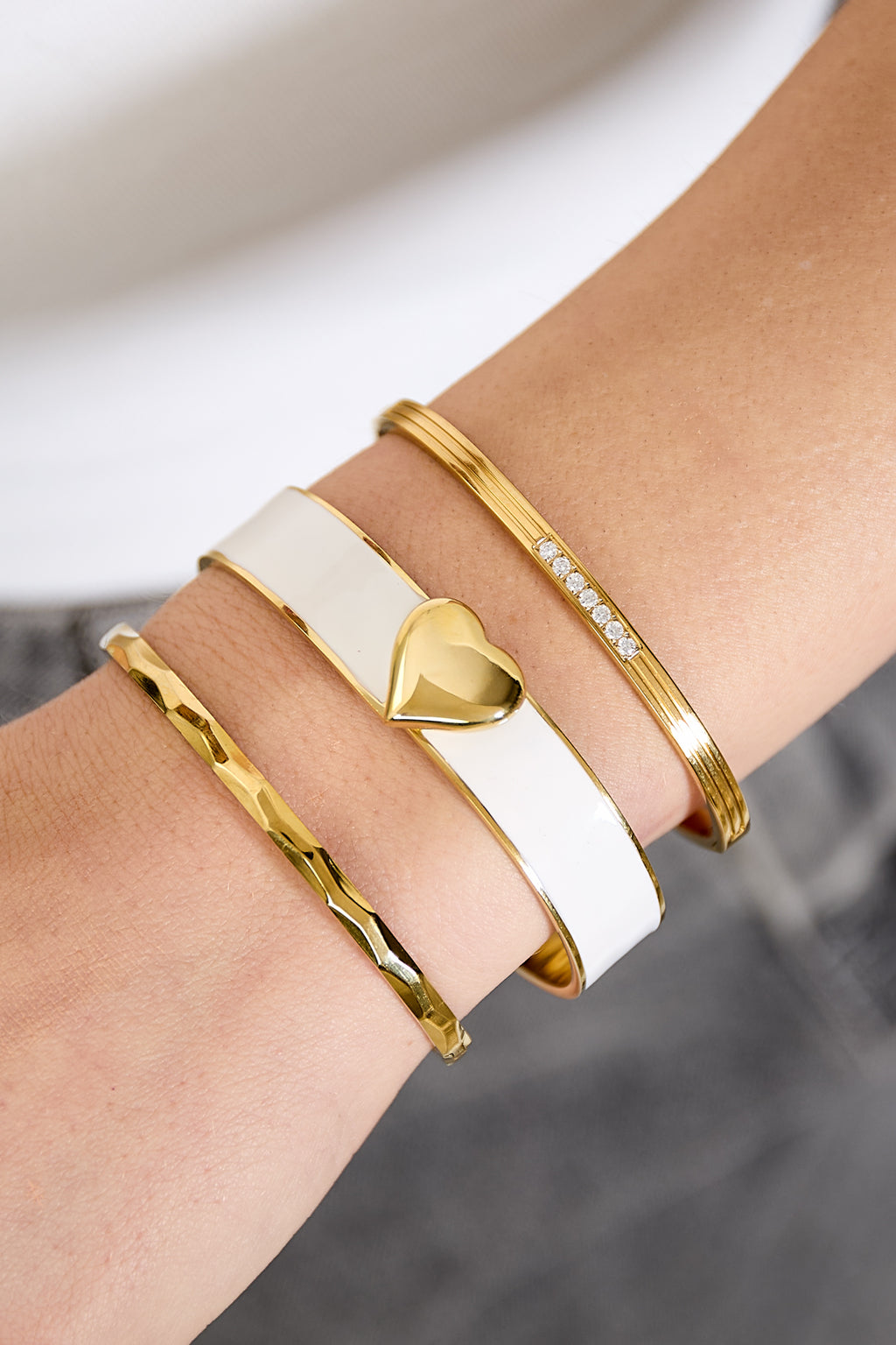 Armband met hartdetail in verschillende kleuren – 1,3 cm - wit - gedragen om de arm van een model