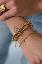 Bracelet with alternating balls - goud - gedragen om de arm van een model
