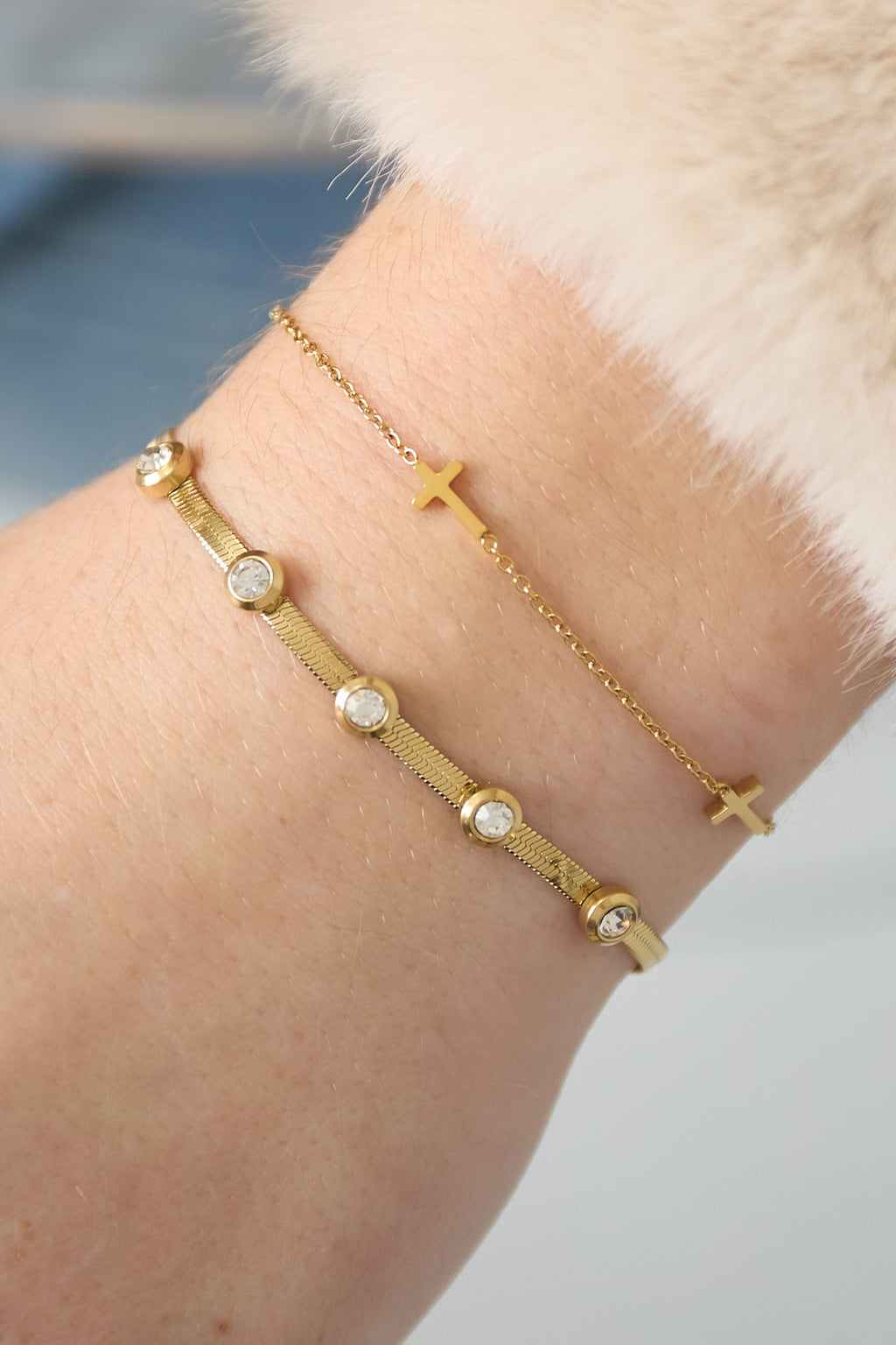 Roestvrijstalen kettingarmbanden met kruis, goud - gedragen om de arm van een model