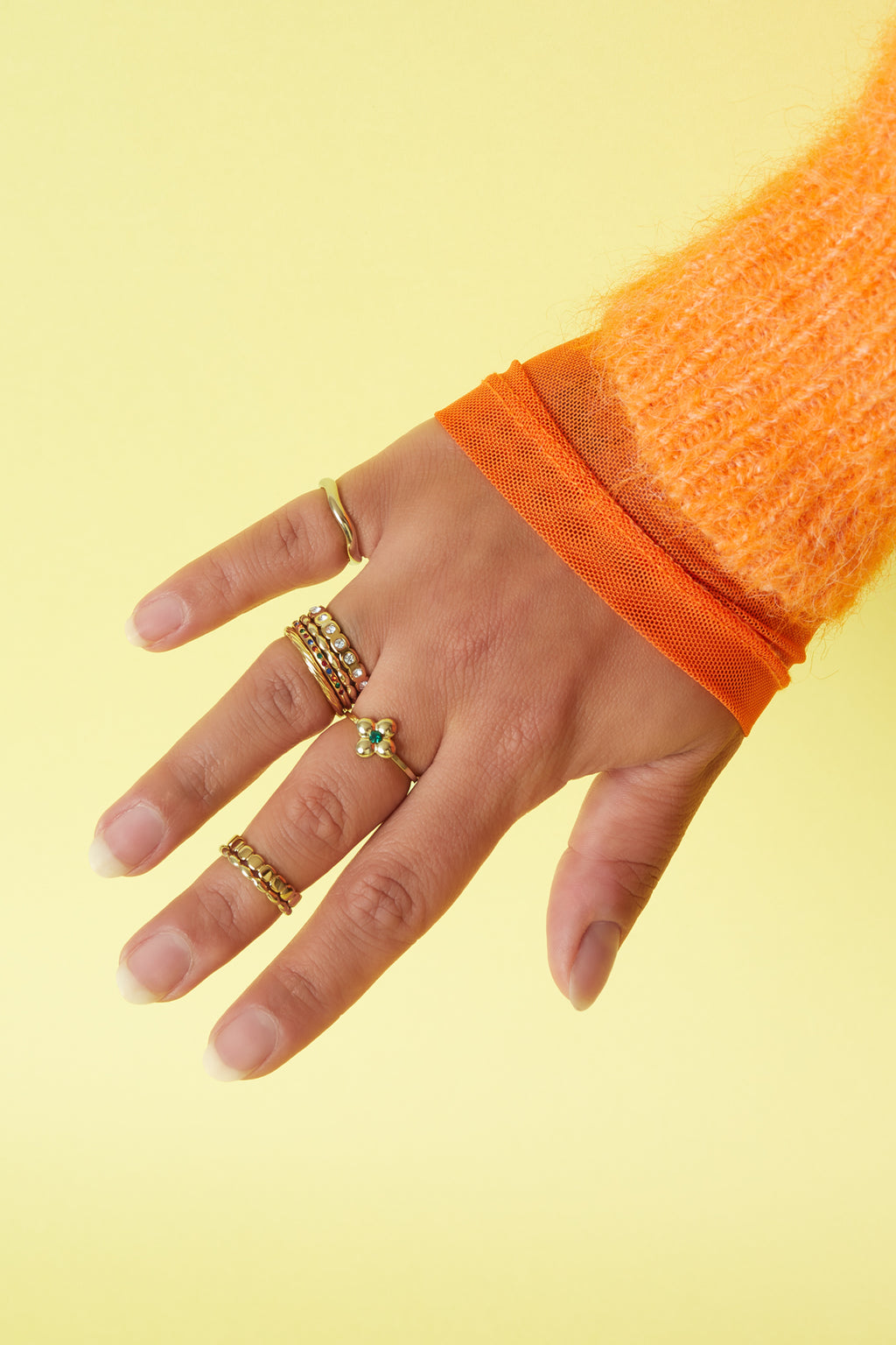 Ringen van roestvrij staal – Minimalistisch met cirkel – Eenvoudig en dagelijks draagbaar - gedragen om de vinger van een model arm van rechts