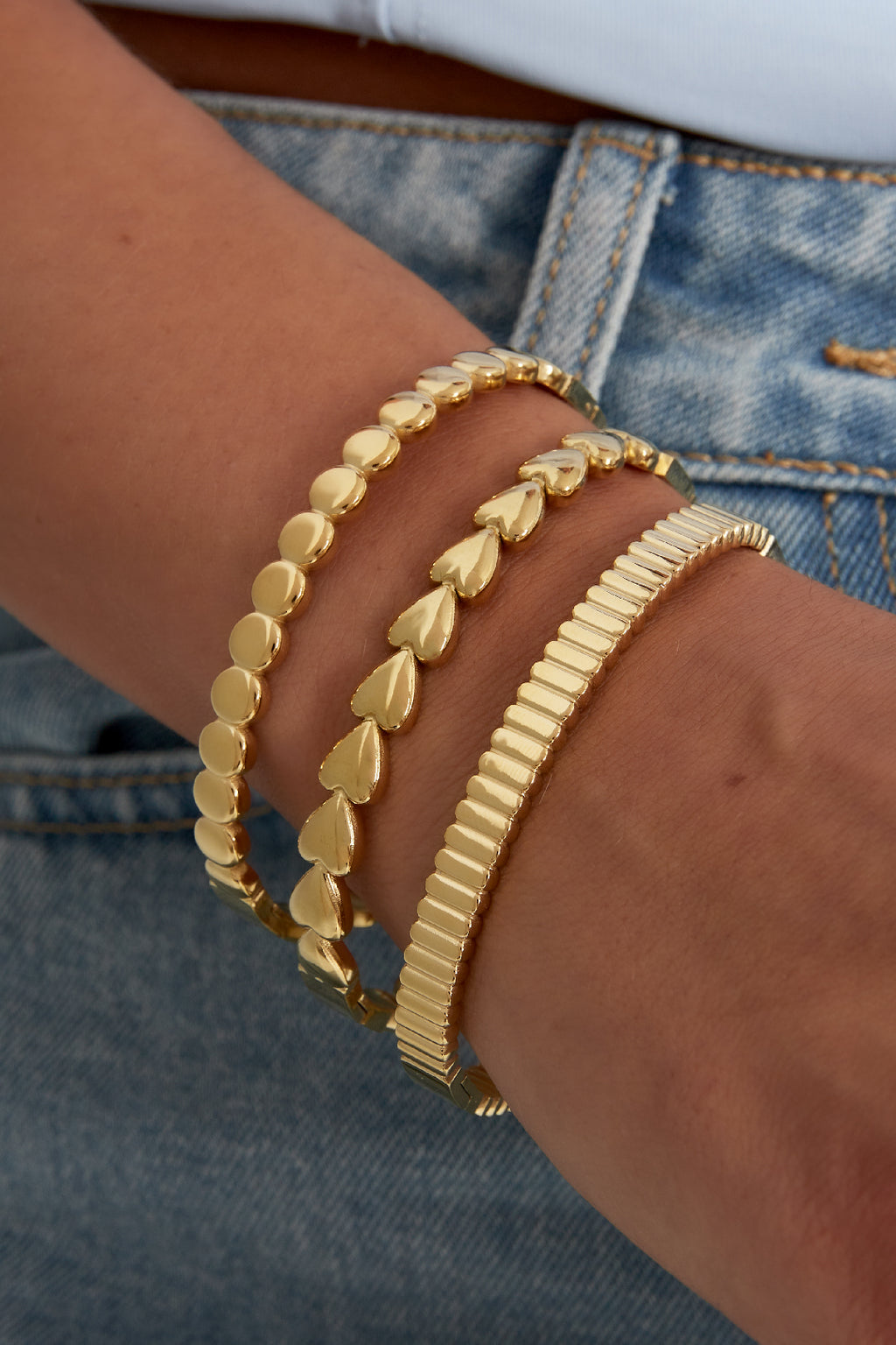 “All Time Lover” armband - goud - gedragen om de arm van een model