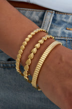“All Time Lover” armband - goud - gedragen om de arm van een model