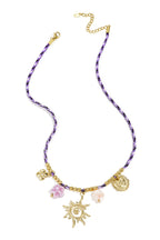 Kleurrijk koord ketting met variërende hangers paars