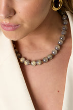 Kralenkettingen met gouden details – 12 mm - gedragen om de hals van een model ingezoomd