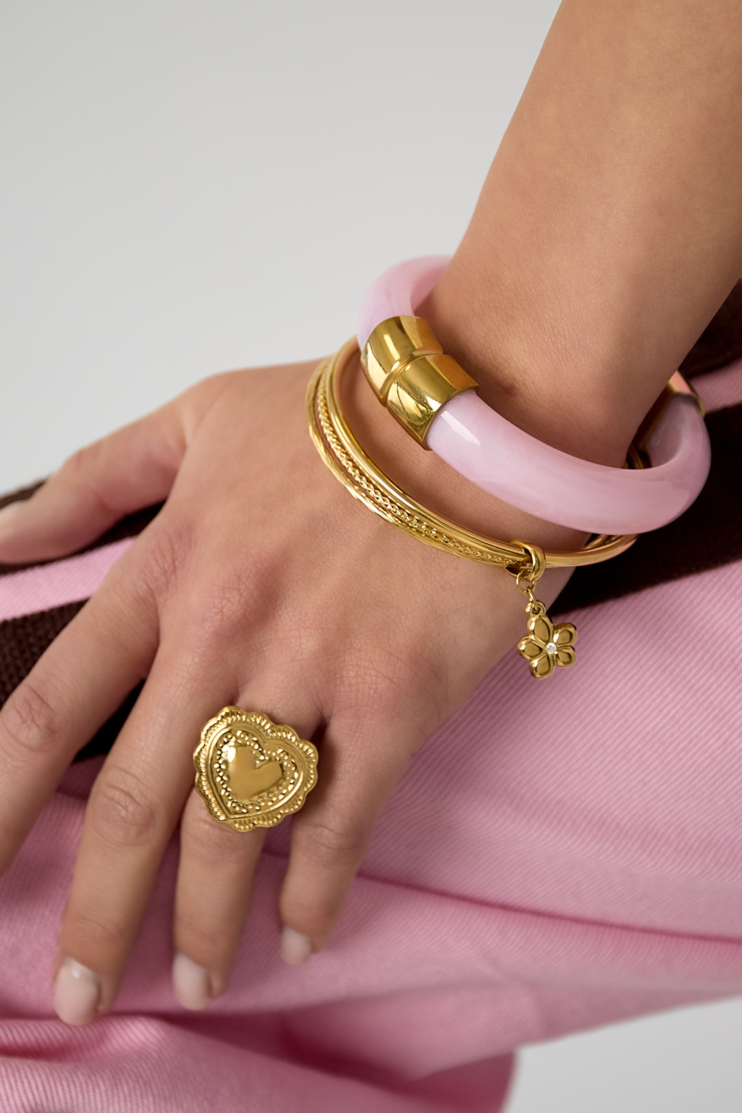 Armbanden met hangend bloembedeltje - gedragen
