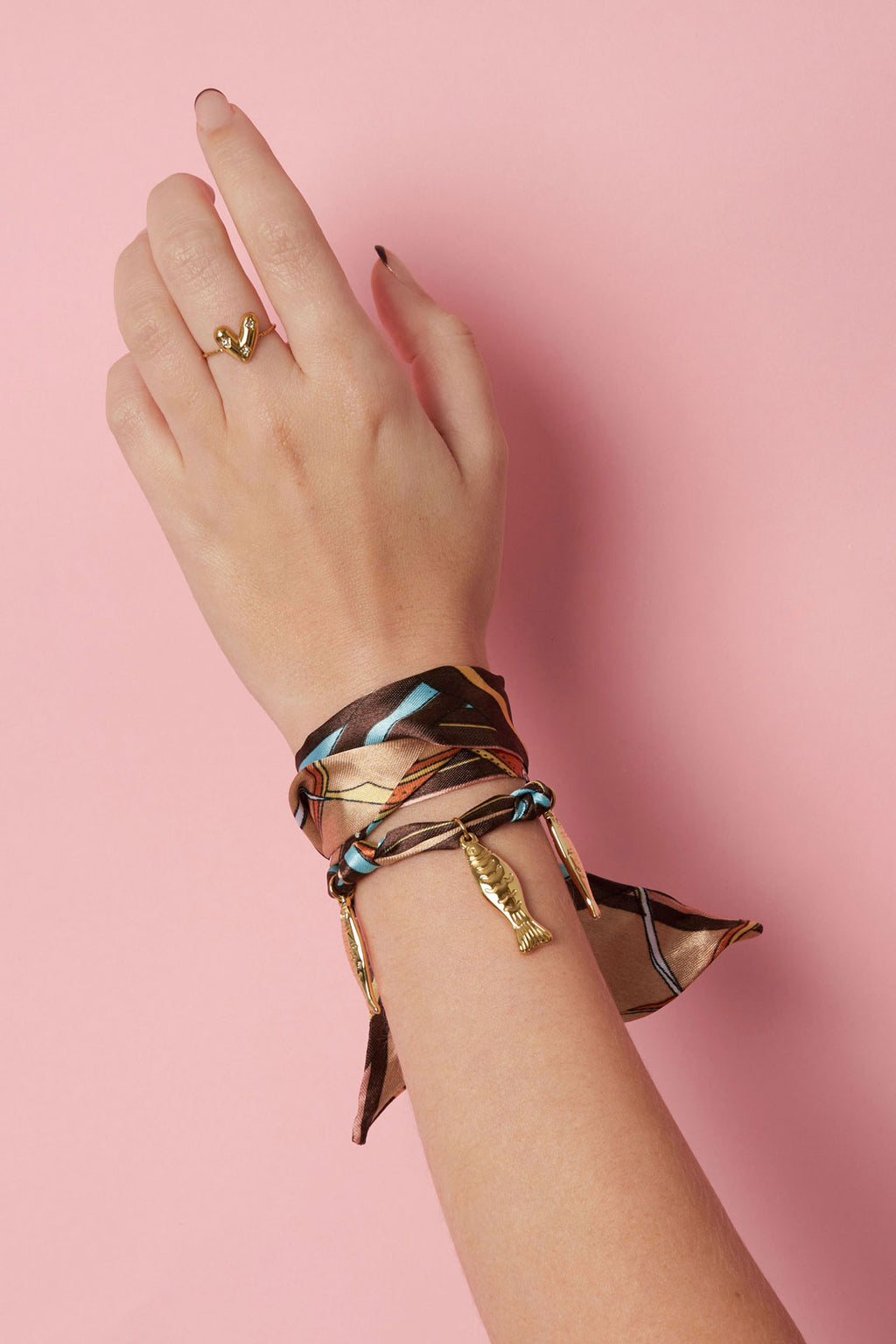 Armbanden met bedel van roestvrij staal, vis, gedragen om de arm van een model