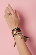 Armbanden met bedel van roestvrij staal, vis, gedragen om de arm van een model