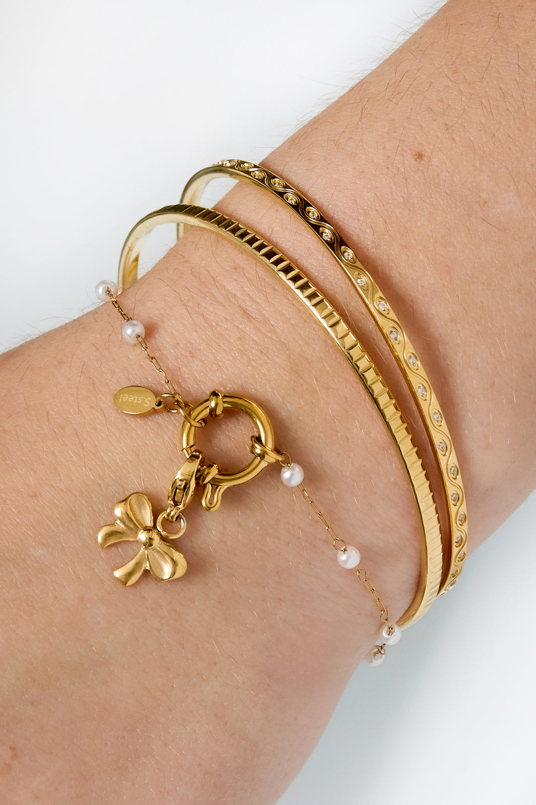 Roestvrijstalen kettingarmbanden, gedragen om de arm van een model