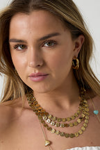 Dubbele dikke oorringen met gedraaide details - goud - gedragen in het oor van een model vooraanzicht model