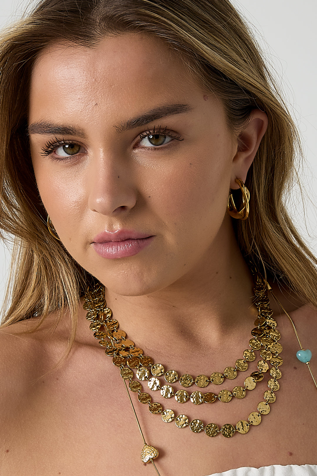 Dubbele dikke oorringen met gedraaide details - goud - gedragen in het oor van een model vooraanzicht model