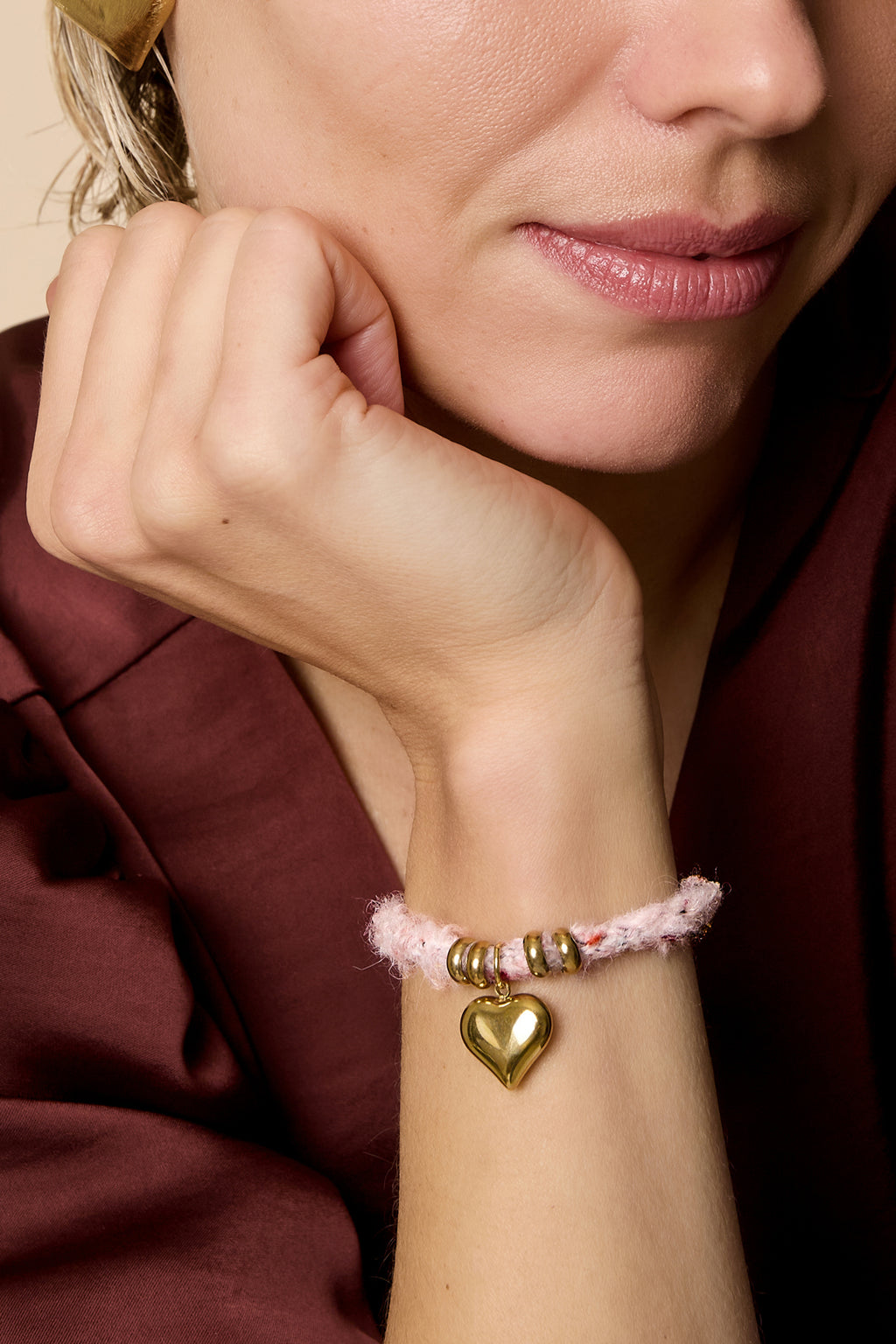 Charm Armbanden Hart roze - gedragen om de arm van een model ingezoomd