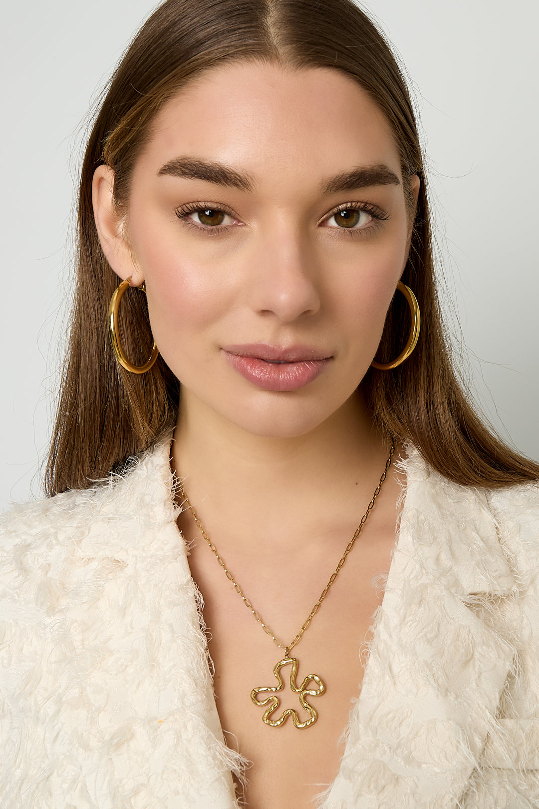 Ketting met hangende bloemcharm - goud - gedragen om de hals van een model