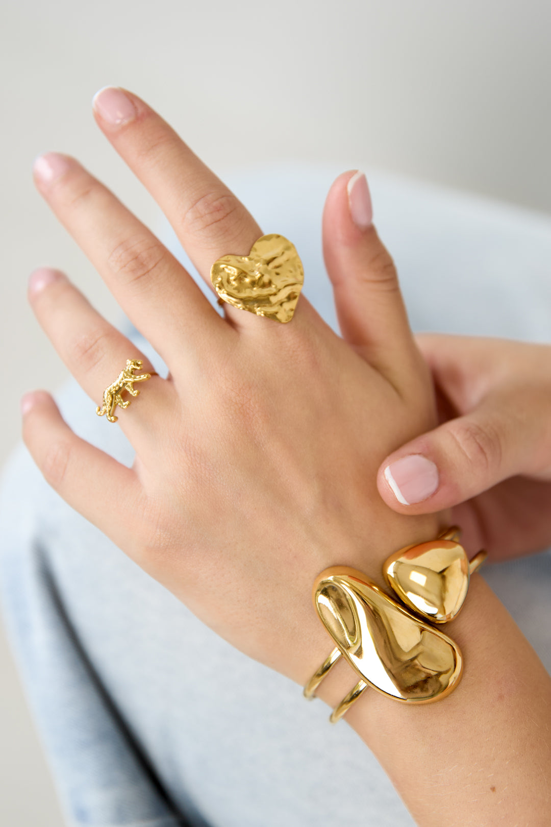 Cuff statement armband met organische vormen