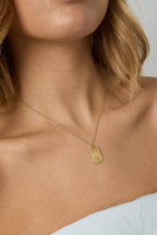 Ketting Amsterdamse grachtenpand - gedragen om de hals van een model